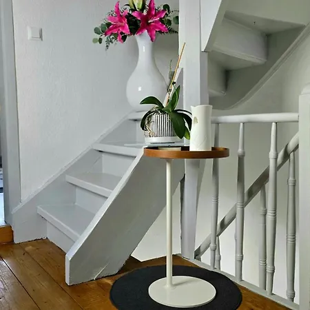 Happy Homes Red - Dein Stylisches Maisonette-apartment Mit Wow-effekt!