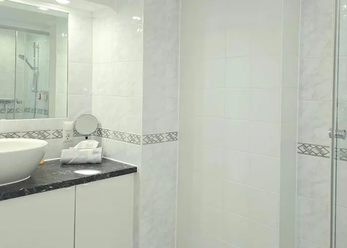 Happy Homes Red - Dein Stylisches Maisonette-apartment Mit Wow-effekt! Apartment Altenstadt (Hessen)